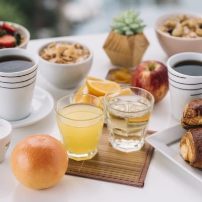 copos-de-cafe-com-paes-doces-e-suco-na-mesa copos-de-cafe-com-paes-doces-e-suco-na-mesa